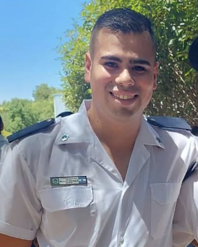 PatoBullrich's tweet photo. Mientras cumplía sus funciones en villa La Cava, San Isidro, el oficial de la Policía Bonaerense Matías Ezequiel Molina fue brutalmente asesinado por un delincuente que intentaba huir.
Cuánto dolor. Acompaño de corazón a sus familiares y seres queridos en este momento tan duro.
Quiero que sepan que no vamos a ceder ni un milímetro ante los delincuentes. A partir del 10 de diciembre vuelve la firme decisión de cuidar a quienes nos cuidan de aquellos que quiebran la ley.