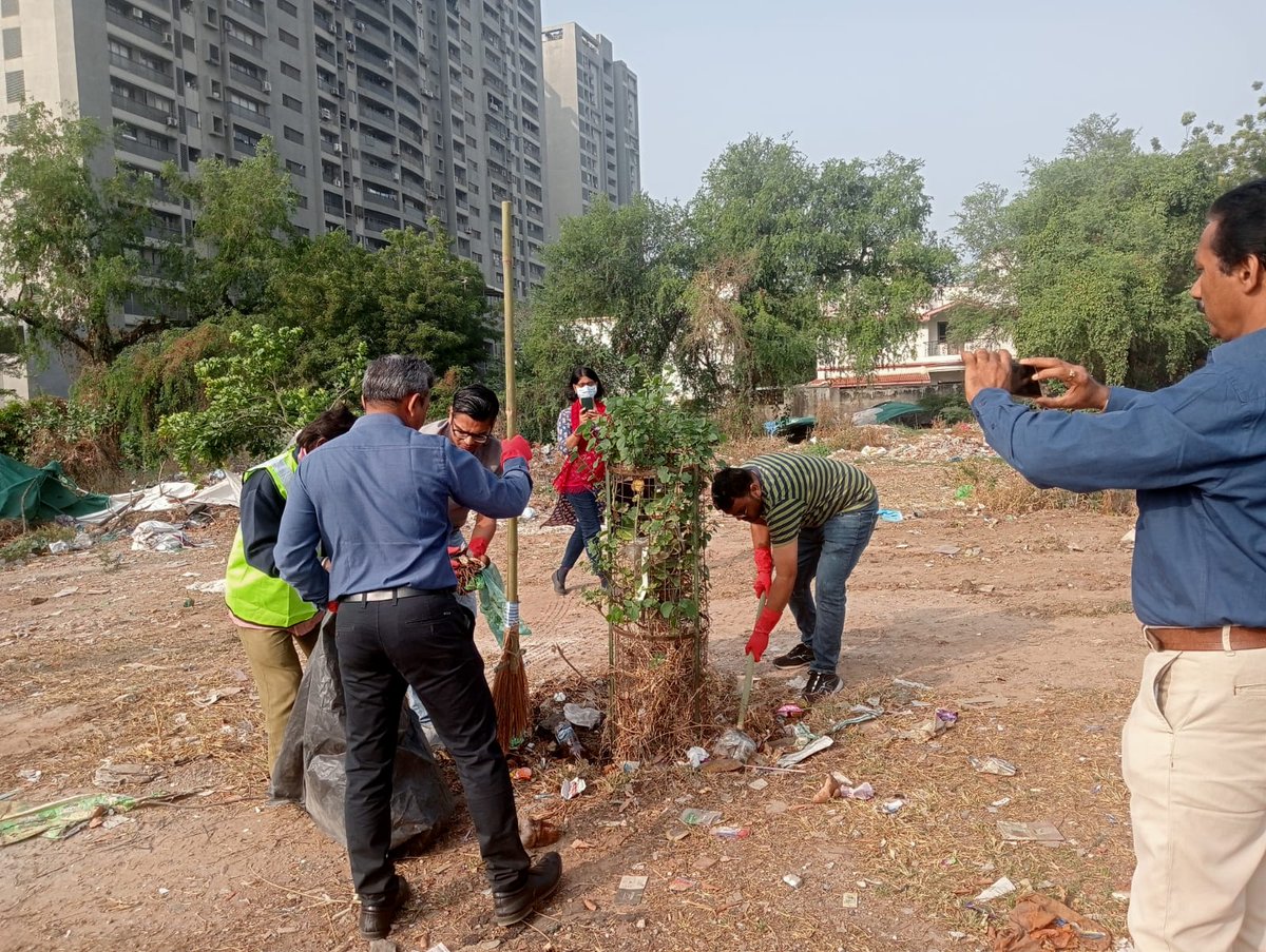 HardikT64146401's tweet image. SP Ring Road Safai work NWZ
Standing committee Chairman sir , Dymc NWZ sir, AMCs, Citizens, NGOs, Organisation and AMC Staff did Shramdaan
#Cleanamdavad #cleangujarat #MycityMyPride @AmdavadAMC