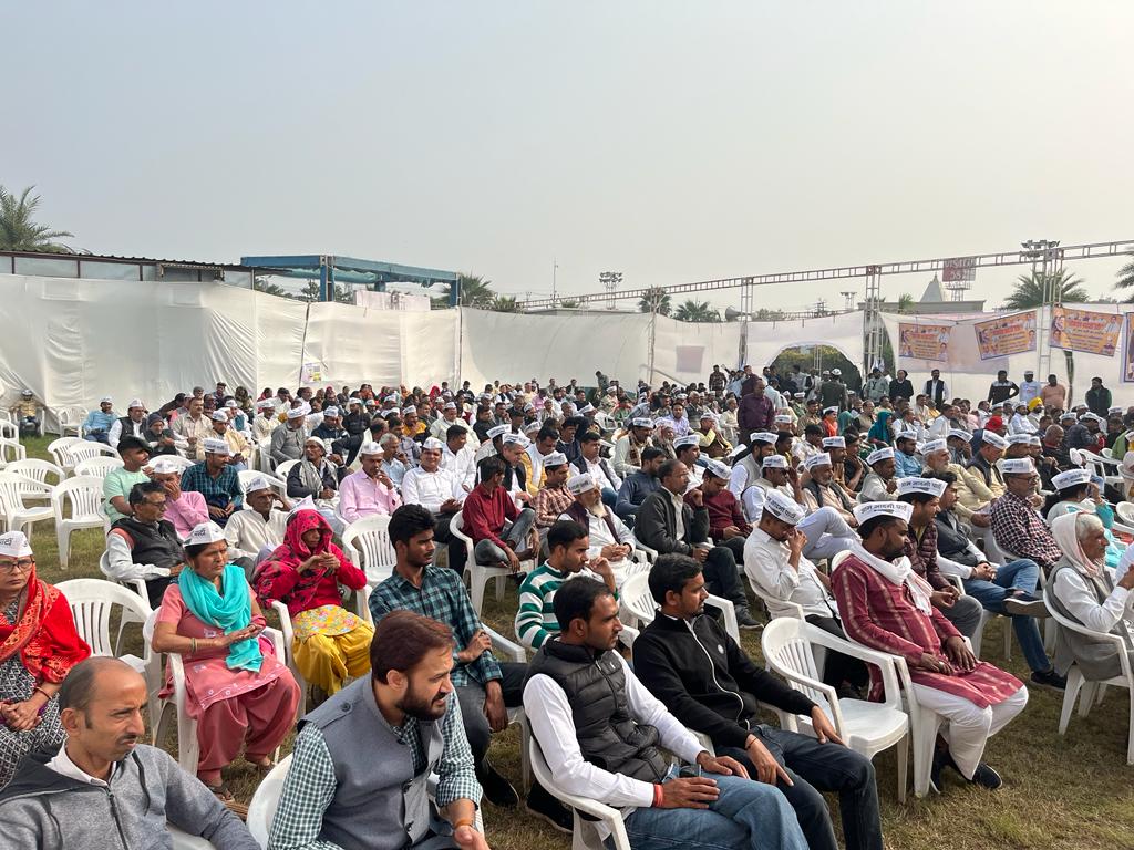 NimitYadav9's tweet photo. सांसद @SanjayAzadSln जी की फर्जी गिरफ्तारी के ख़िलाफ़ मेरठ में "लोकतंत्र बचाओ रैली" संपन्न हुई। 

दिल्ली से MLA @dilipkpandey जी, @HajiYunus_ UP अध्यक्ष @SabhajeetAAP जी, पश्चिम प्रांत अध्यक्ष @dhaka_somender जी ने जनता को किया संबोधित। 
@Dinesh_Spatel
@VanshrajDubey https://t.co/bDAiiM8ZBI