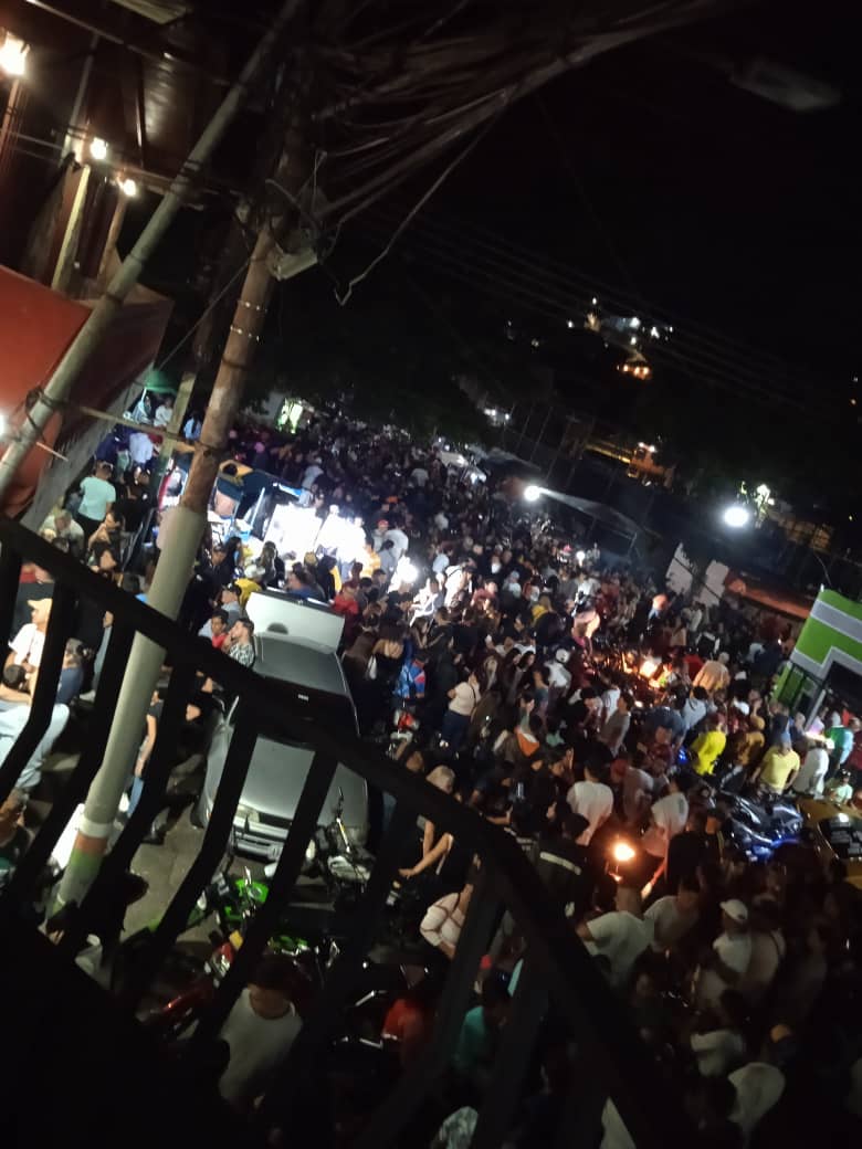 #Puente Real, #San Cristóbal, es un templete abierto desde la tarde hasta el amanecer de siguiente día,  sound car le quitan la paz a los residentes, y la alcaldía bolivariana de San Cristóbal, no mete en cintura a los responsables, la gobernación menos,vagabundos diría mi papà