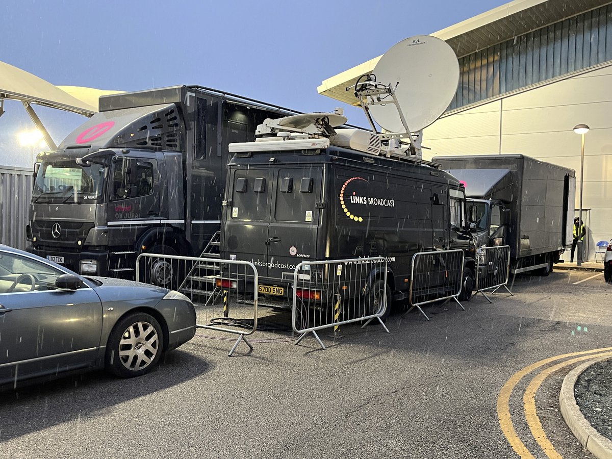 linksbroadcast's tweet image. Nice weekend out working with @vividuk in Manchester … has that Xmas snow just starting to fall ❄️❄️☃️