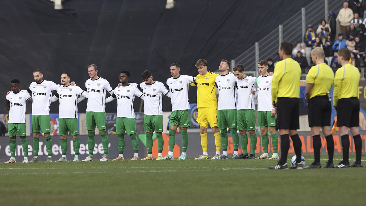 Preussen06's tweet photo. 📄 Dank eines starken Fights nehmen die Adlerträger in Unterzahl einen Punkt aus Saarbrücken mit. Der Spielbericht und die Bildergalerie zur Partie sind jetzt online, #nullsechsTV folgt später ⚫⚪💚 #FCSSCP #scp06
___
https://t.co/MqeR0S6KiP https://t.co/6zRpCXvx96