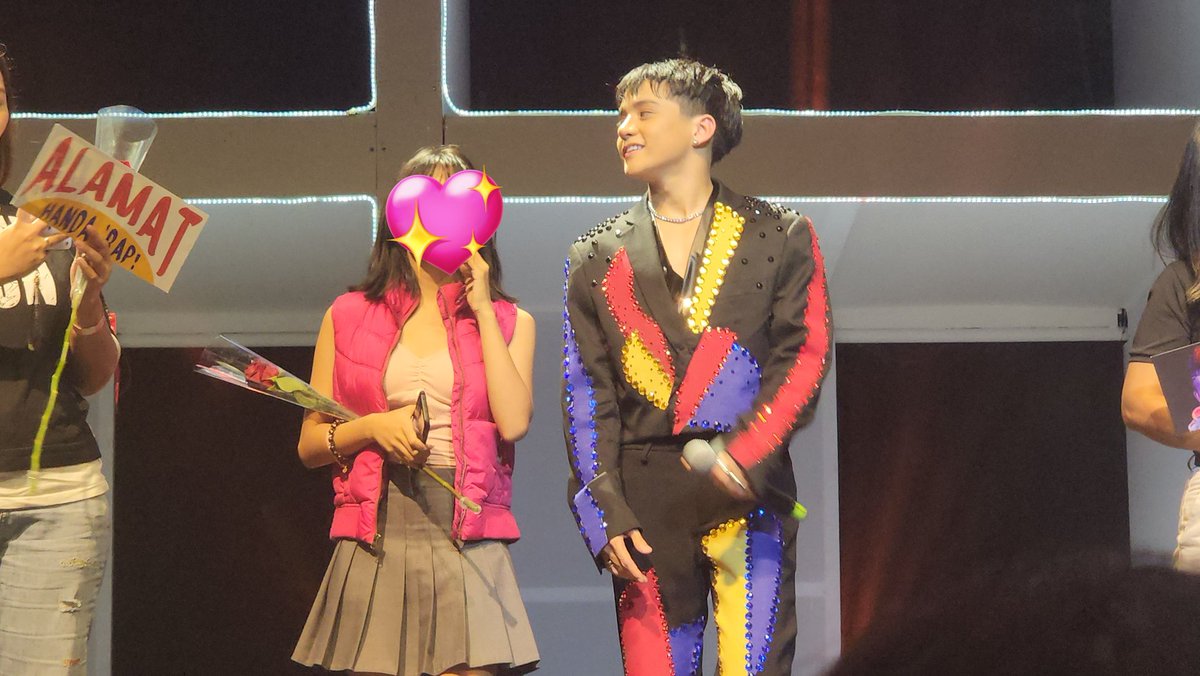 chinfessions's tweet photo. ang cute ng inakyat sa stage ni tomas kagabi *nainggit 😆 https://t.co/1PuTAZhcjK
