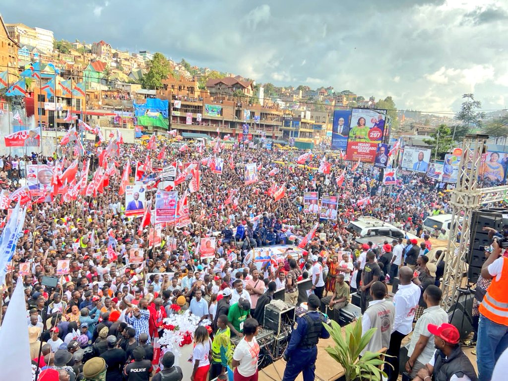 Il y a eu Bukavu, Bukavu et maintenant Bukavu.
Mwalimu <a href="/VitalKamerhe1/">Vital Kamerhe</a> reste égal à lui-même, the undisputed King 👑

La correction est arrivée!

#Élections2023