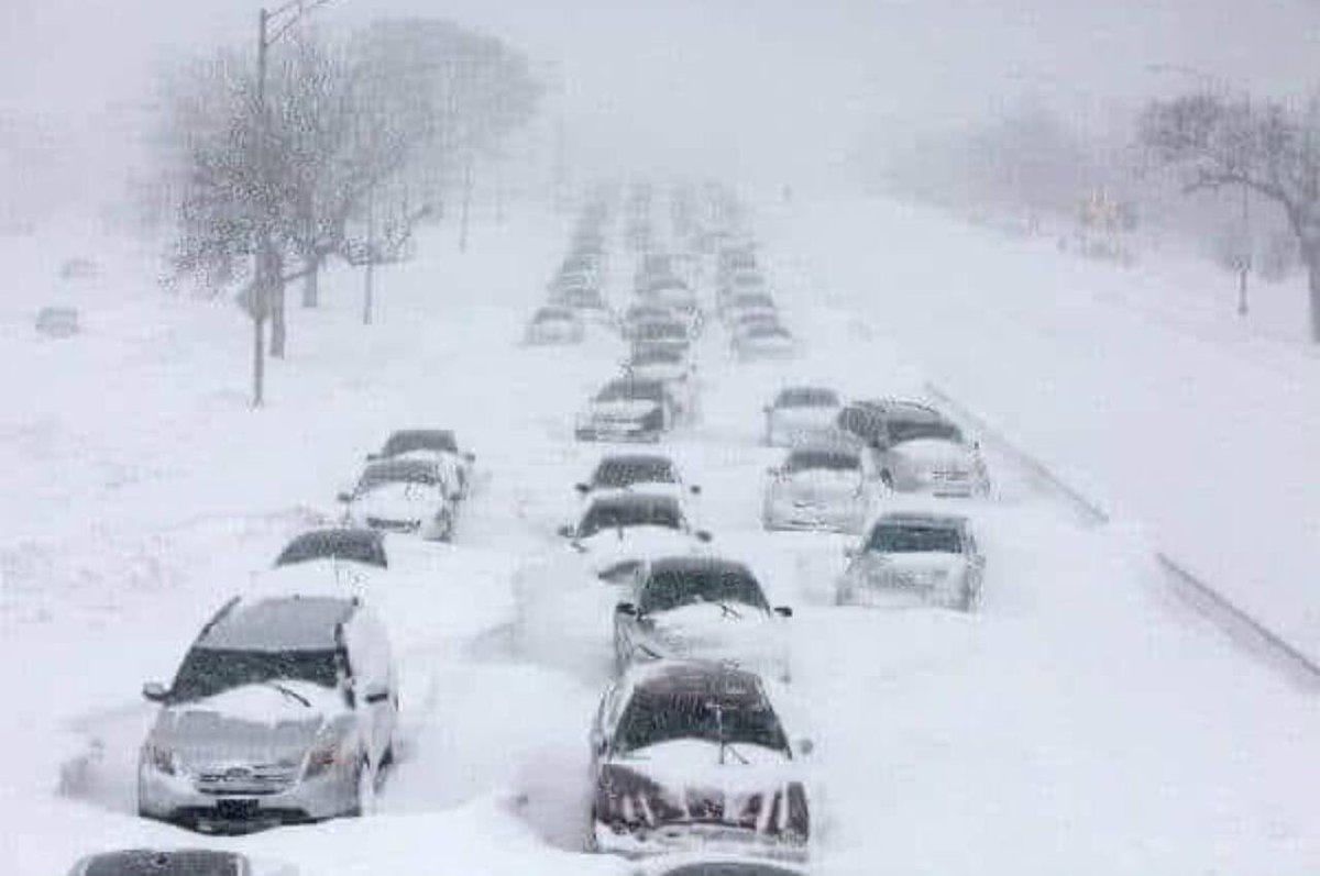 E-Auto - der größte Betrug
Hat schon mal jemand darüber nachgedacht?
"Wenn alle Autos elektrisch wären...
Und wenn wir in einem dreistündigen Stau in der Kälte eines Schneesturms stecken würden, wären unsere Batterien komplett leer.
Weil E-Autos im Grunde keine Heizung haben.
Und