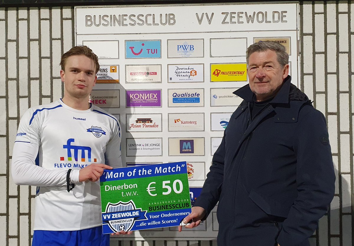 <a href="/Julian/">Julian Shapiro</a> de Roder is verkozen als Man of the Match in de wedstrijd vv Zeewolde - Zwart-Wit'63 (0-1). André Brinkman van <a href="/LentinkDeJonge/">Lentink De Jonge</a> overhandigt aan hem de Dinnerbon die bij <a href="/sushipoint/">Angel Ing Love</a> Harderwijk te verzilveren is.