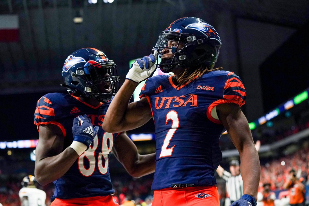 #AGTG ✝️ Blessed to say I have recieved my first offer from UTSA <a href="/UTSAFTBL/">UTSA Football 🏈</a> 
<a href="/CoachTraylor/">Jeff Traylor</a> <a href="/KurtTraylor/">Coach Kurt Traylor</a> @RandallCanady <a href="/BranWebb7/">BWebb7</a> <a href="/StumpGodfrey/">Darian Godfrey</a>