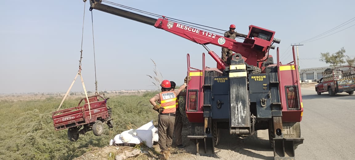 gmmarwatt's tweet photo. A loader rickshaw being uplifted with the help of a crane in Lakki Marwat https://t.co/6Vp8xwLKmU