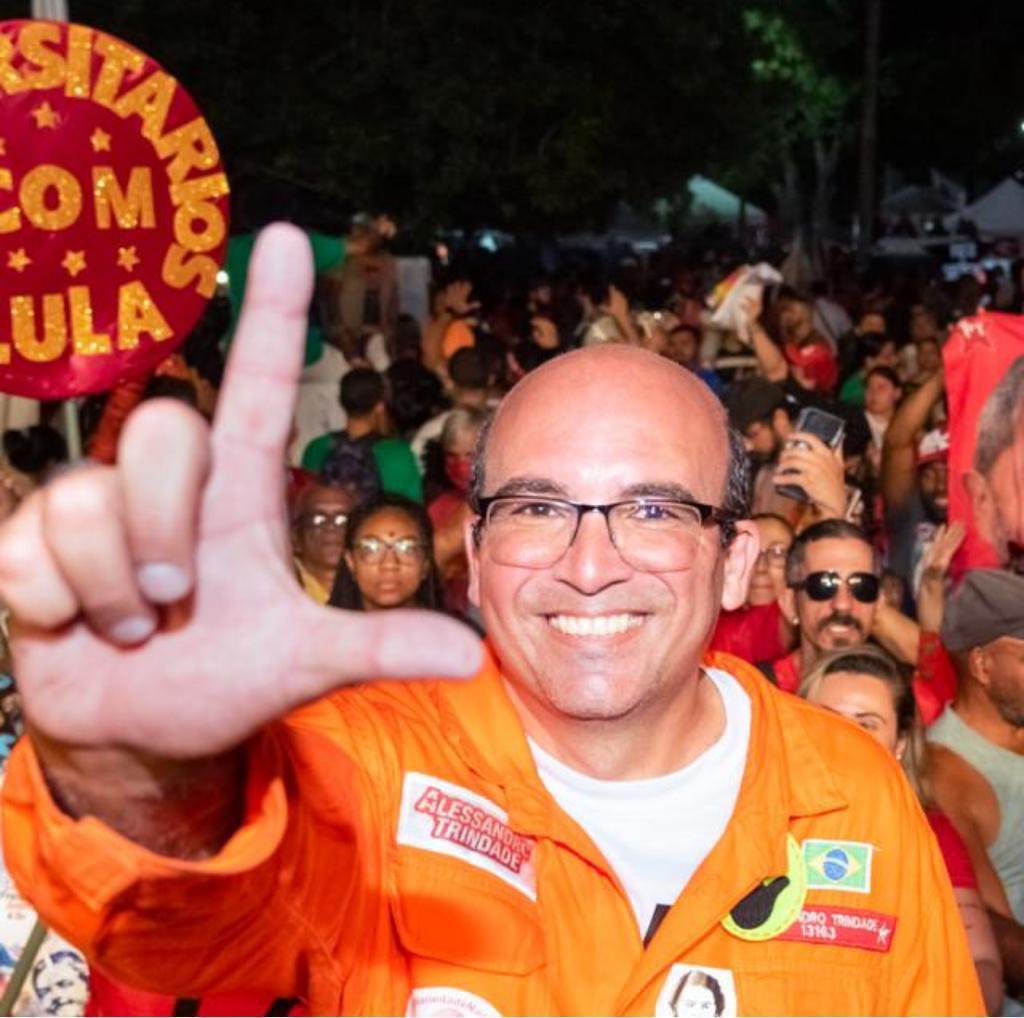 lindberghfarias's tweet photo. Toda minha solidariedade ao companheiro, Alessandro Trindade, petroleiro solidário, demitido por distribuir comida durante a pandemia. Até hoje, 11 meses da atual gestão da Petrobras, não teve o seu emprego devolvido. Não consigo entender o porquê que esta covardia ainda não foi revertida.