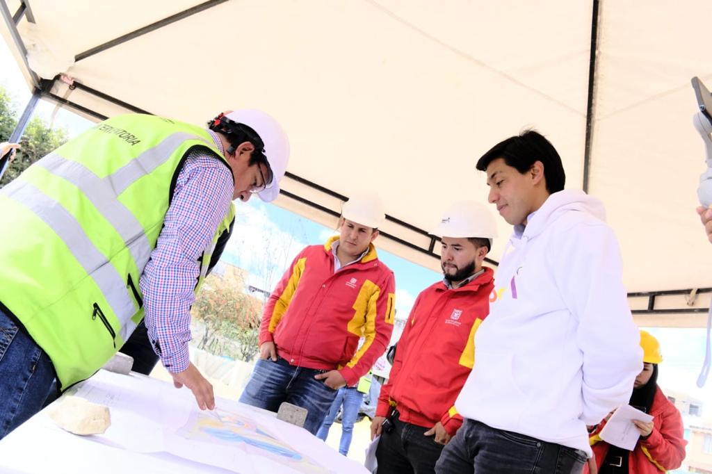 GobiernoBTA's tweet photo. @ALSanCristobal @Bogota @JDRiveros @DesarrolloBta 🛣️En #InfraestructuraLocal entre 2021 y 2023, en nuestras 20 localidades logramos hacer 4.003 obras para mejorar y solucionar las necesidades de la gente en sus barrios. Esto se logró gracias a una importante inversión de más de $700 mil millones. 

#LeCumplimosABogotá https://t.co/Wg3cf0Ngeo