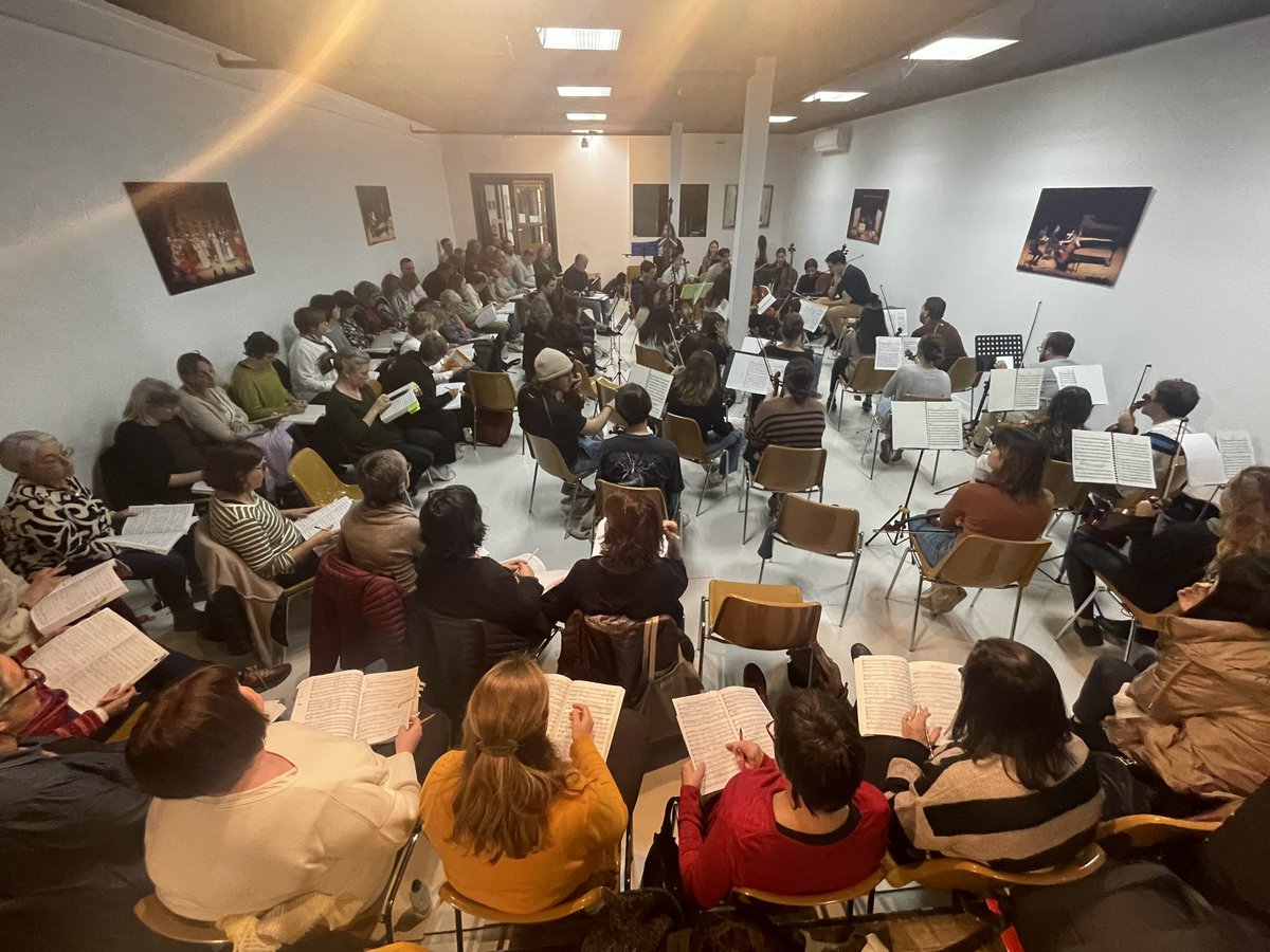 MariaEscalas's tweet photo. @matarocat , és una vergonya que a la nostra ciutat no hi hagi un local digne per assajar, i que depenguem de la voluntat de mossens no gaire melòmans o de la disponibilitat de sales privades que ens fan un favor sense estar-hi obligats. @CulturaMataro https://t.co/UNq76ftKqo