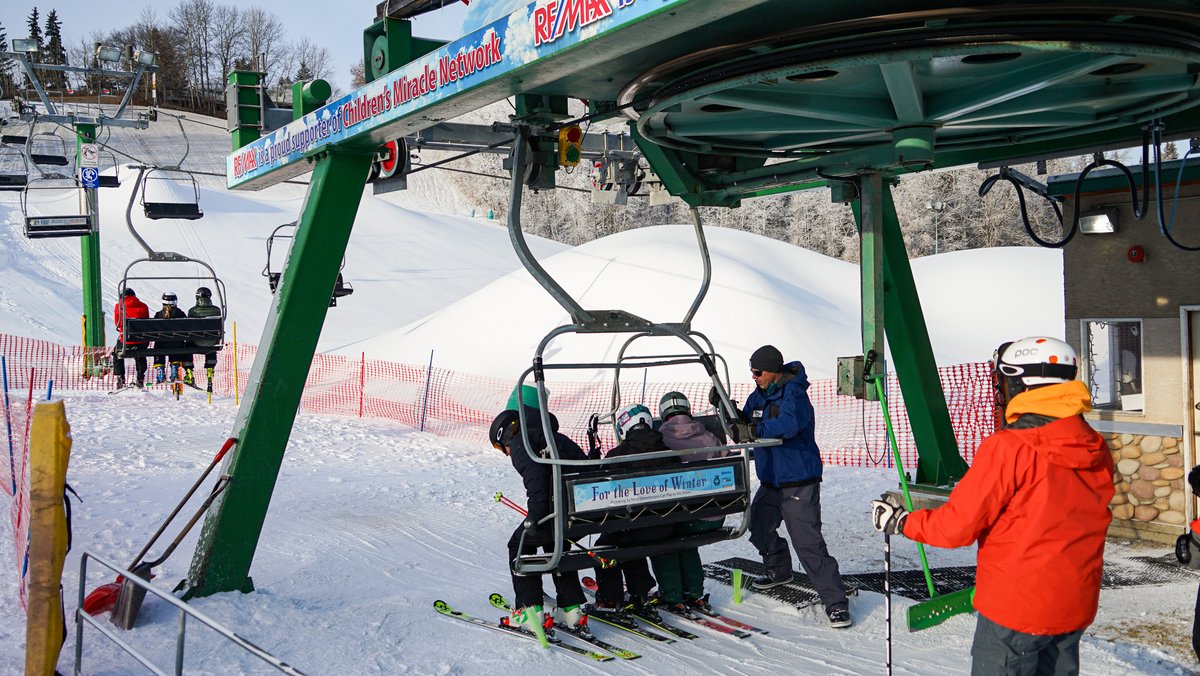 We'd like to welcome <a href="/SkiFernie/">Fernie Alpine Resort</a>, <a href="/SkiCastle/">Castle Mountain Resort</a>, <a href="/PKPowderHound/">Powder King Mountain Resort</a> and <a href="/SnowValleySki/">Snow Valley Ski Club</a> to the list of western Canadian resorts that are now open. Congrats on opening day. Here's to a terrific winter!

Up-to-date opening days 👇
snowseekers.ca/story/western-…

#SnowSeekers #skiing #snowboarding