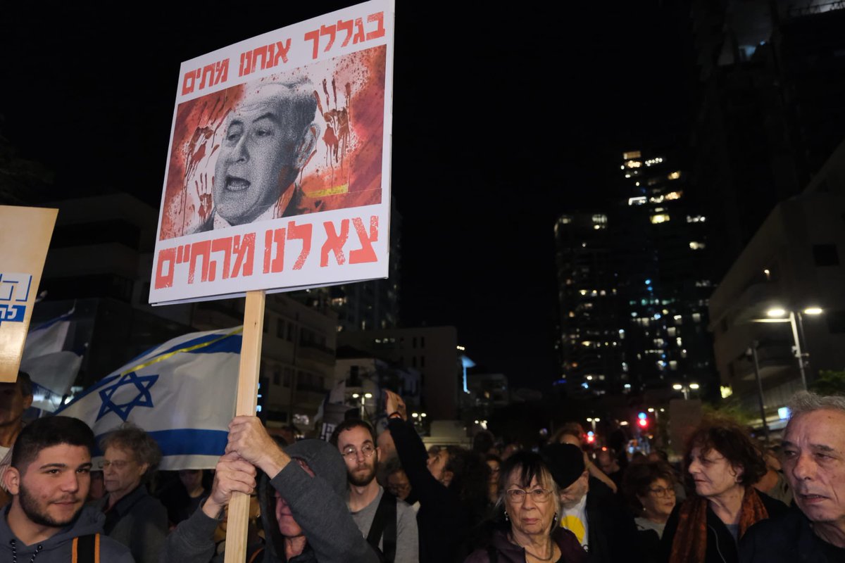 💥In Tel Aviv, posters say to Netanyahu "We're dying because of you. Get out of our lives." (Itzik Ben Levy)