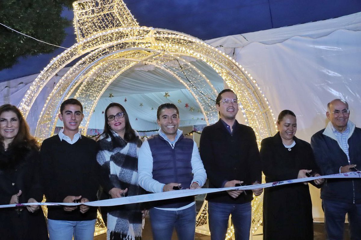RobertSosaP's tweet photo. ¡Estuvo increíble! Así vivimos la inauguración del Bazar Navideño del DIF Corregidora y el encendido del Árbol de Navidad en el Jardín Principal de El Pueblito. Les recordamos que el Bazar Navideño estará sábado y domingo de 10:00 de la mañana a 9:00 de la noche, ¡vengan con toda su familia! #Corregidora #OrgulloDeQro
