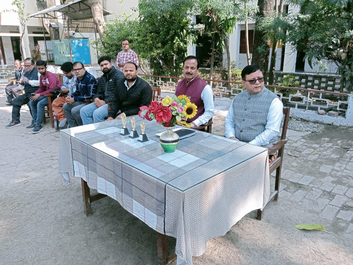 मतदाता सूची के पुनरीक्षण कार्यक्रम की विशेष तिथि पर जनता inter कॉलेज में आयोजित sveep activity में pratibhag करते हुए एवं blo के कार्यो का निरीक्षण करते हुए