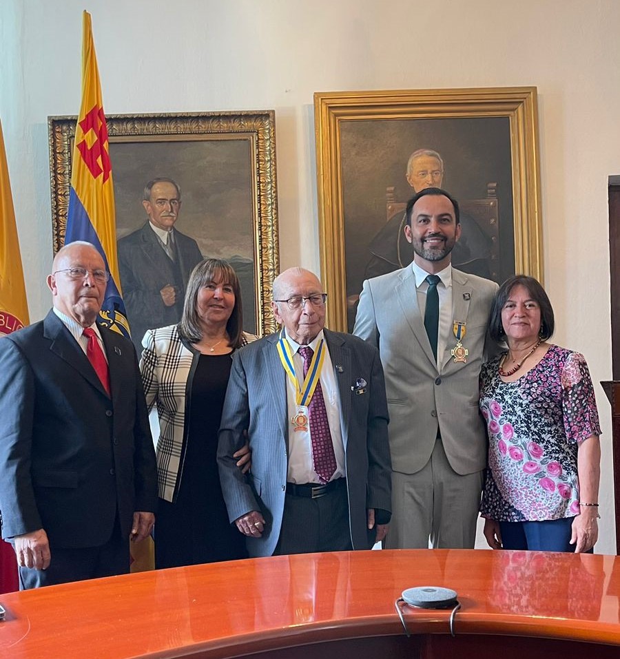 ASIESCauca (@asiescauca) on Twitter photo ¡Logros que inspiran! 🏅
Daniel Augusto Mantilla Sandoval, Presidente de #ASIESCauca y Rector de #Uniautónoma, ha sido condecorado con la Medalla Civil al Mérito🏅 por la <a href="/AlcaldiaPopayan/">Alcaldía de Popayán</a>
¡Felicidades por este merecido reconocimiento!🌟
Lee la nota en: bit.ly/3uPYTuI ¡Logros que inspiran! 🏅
Daniel Augusto Mantilla Sandoval, Presidente de #ASIESCauca y Rector de #Uniautónoma, ha sido condecorado con la Medalla Civil al Mérito🏅 por la <a href="/AlcaldiaPopayan/">Alcaldía de Popayán</a>
¡Felicidades por este merecido reconocimiento!🌟
Lee la nota en: bit.ly/3uPYTuI