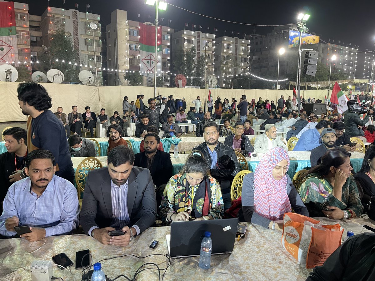 officialammad's tweet photo. ہمیں اتا نہیں فن سَر جَھکا کے بات کرنے کا۔۔۔
ہم حق کی بات پر گردن کٹا دینے کے قائل ہیں۔
#MQMPakistan #DigitalMediaTeam #GulshanMQMPakistanKa https://t.co/OysrdYflMK