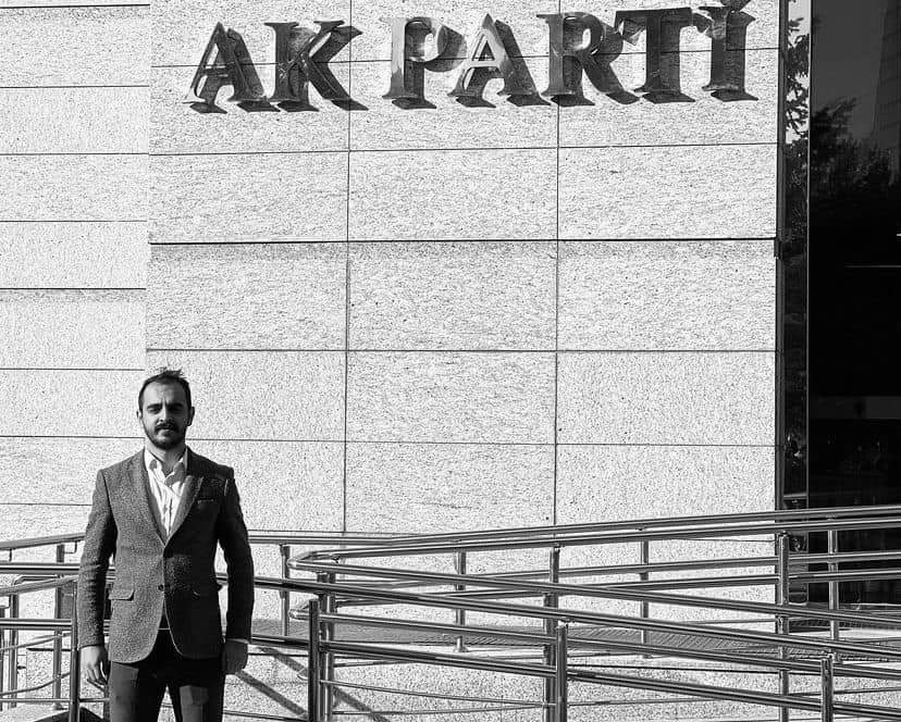 Samsun Çarşamba' da meydana gelen trafik kazasında hayatını kaybeden dava arkadaşımız, AK Parti Artvin İl Gençlik Kolları Başkanımız Doğukan İSLAMOĞLU kardeşimiz vefat etmiştir.

Kıymetli Başkanımızın ailesine ve sevenlerine Allah’tan sabırlar diliyorum. 
 
Ruhuna el Fatiha...