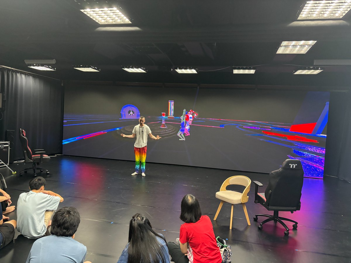 Ferryman_VR's tweet image. We wanted to share some photos of Christopher Lane Davis, aka Screaming Color recently presented at @ishoutaiwan. Look at these beautiful photos! Love that VR Theatre is getting such amazing international attention. 

#VR #XRPerformance