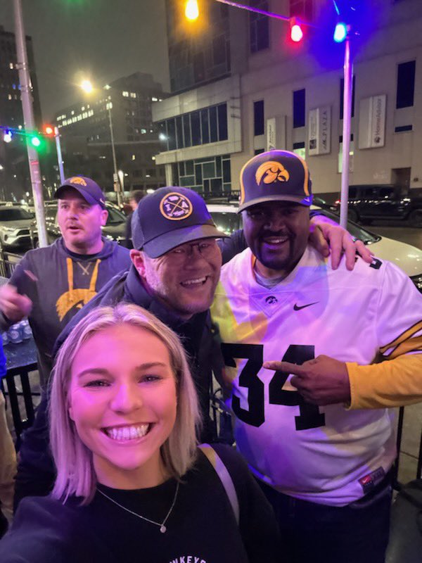 ArjesD's tweet photo. Let’s Go Hawks !!! Hawk Hawk Hawk Hawk @higginized https://t.co/Jb8WtSOhHN