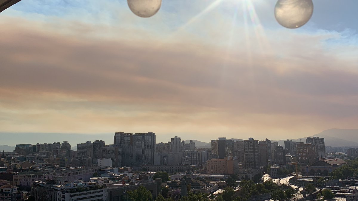 JaviNunezz's tweet photo. Así se ve el humo del #IncendioForestal desde la comuna de Recoleta ! 😨 https://t.co/GuHxHrpVSu