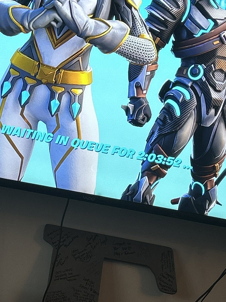 aaronfischer93's tweet photo. @FortniteStatus What am I supposed to do.. https://t.co/FZTMjEM3Ky