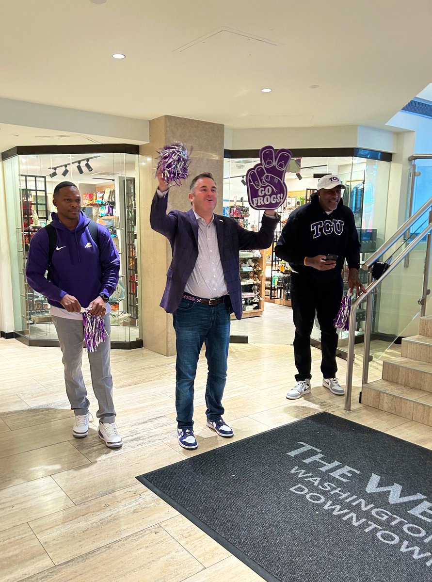 TCUFrogClub's tweet photo. .@TCUBasketball send-off! 🐸🏀🎉
#GoFrogs #DefendFortDixon #BeatGeorgetown https://t.co/ecoS90REJb