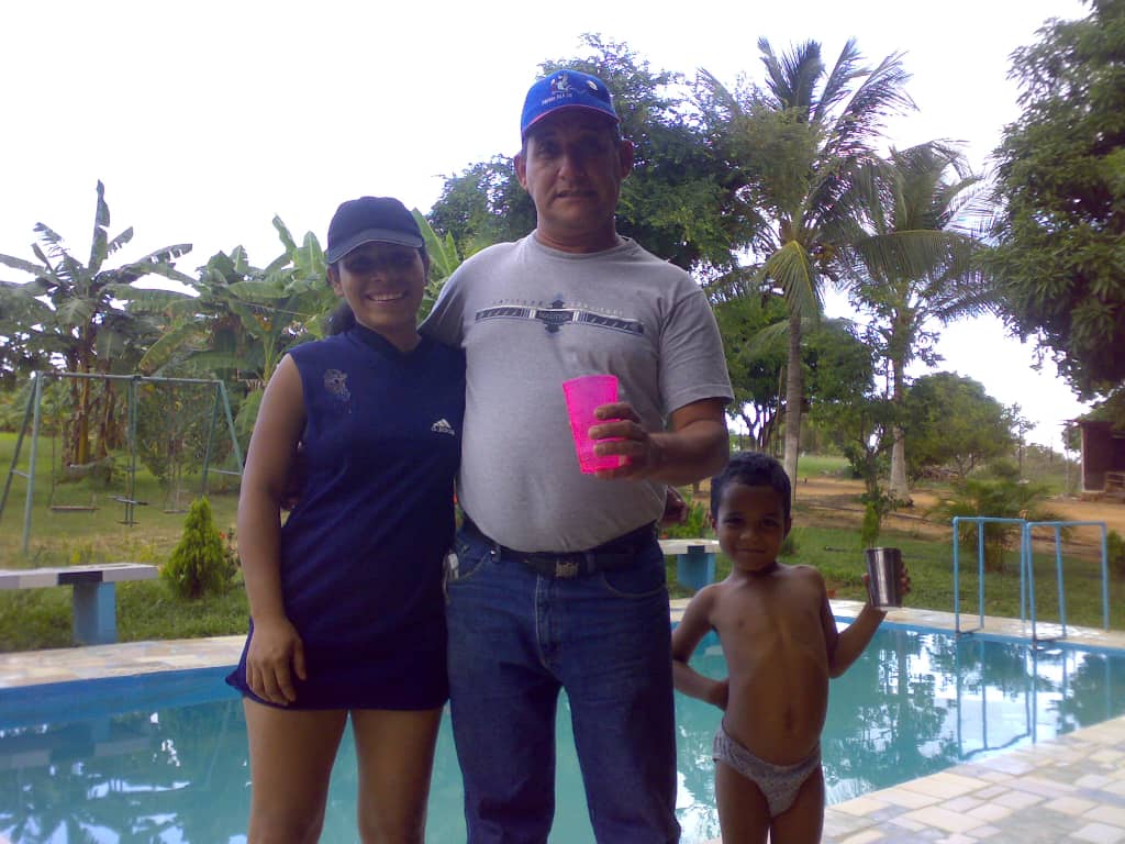 EdiCeleste2002's tweet photo. @Russipay Yo desde pequeño con la mano en la cintura y la cara de Perrita Jajajaja 😂 https://t.co/WhPaZg6r7Q