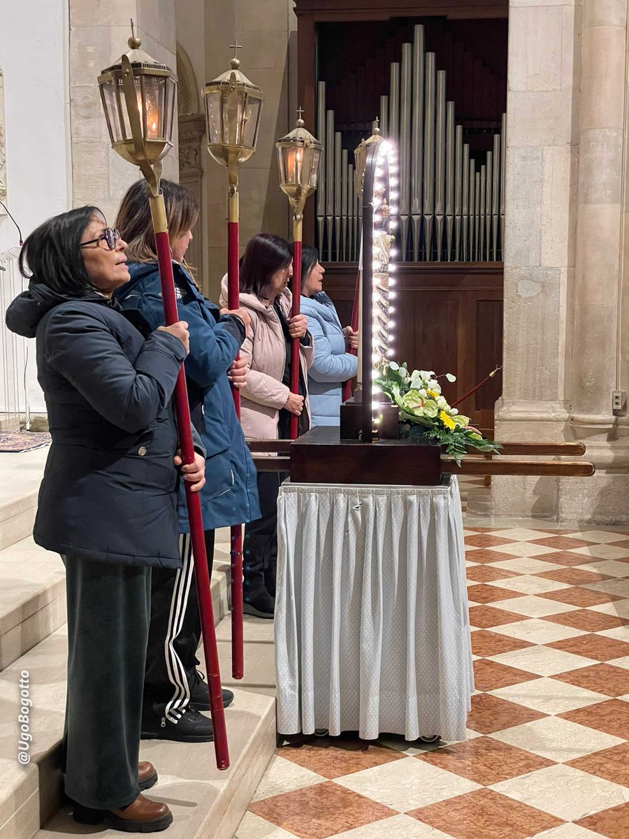 La #preghiera del #SantoRosario continua ogni #sabato alle ore 21.00 con la #processione all'interno della #Basilica

#preghiamoinsieme

Puoi seguire la preghiera del Santo Rosario anche collegandoti da #casa con il Canale #YouTube "Santa Casa Loreto"

ph <a href="/UgoBogotto/">Ugo Bogotto</a>