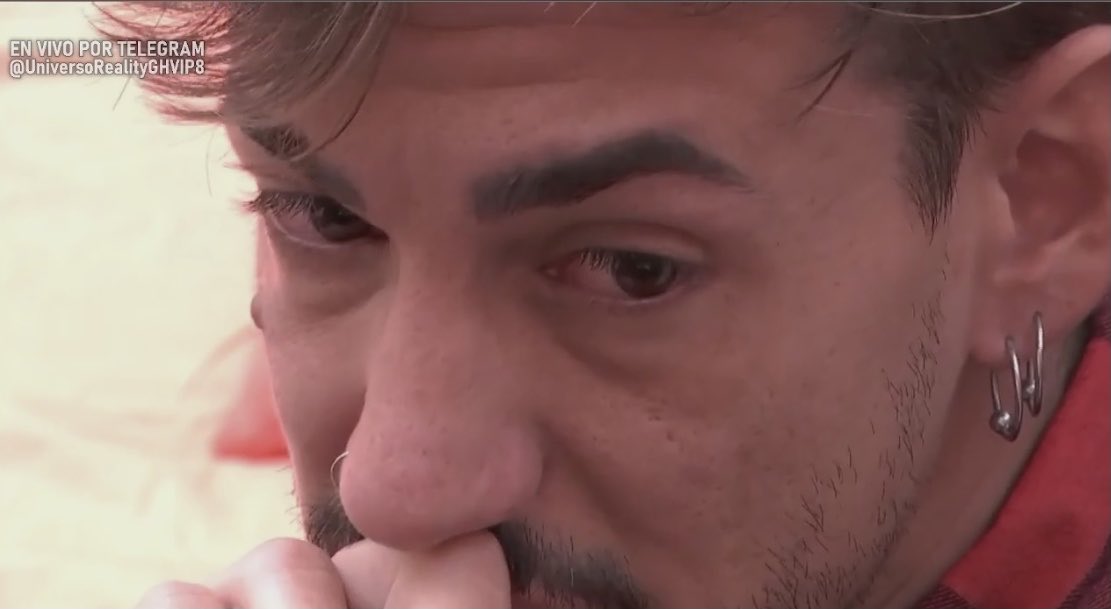 vada_flo's tweet image. Anabel instruye a Luiting q decir a preguntas sobre Jessica.Dice q Jess es su amiga.Anabel ríe y pregunta si ve algo feo en ella,dice q no,después dice que las manos las tiene viraítas.Le había dicho a Jess q tenía manos d pianista,🤥lo mismo que había dicho a Pilar 😂#GHVIP2N