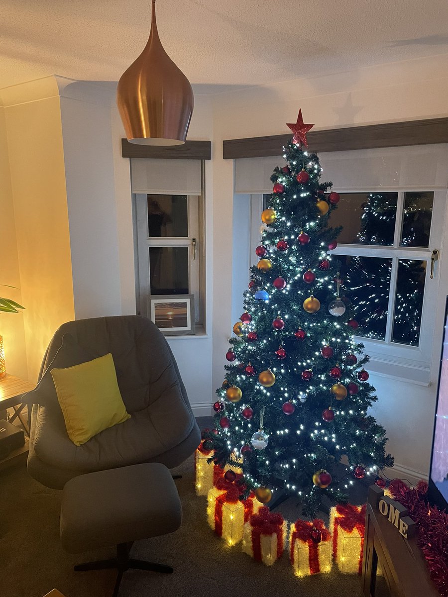 Well the old <a href="/MotherwellFC/">Motherwell FC</a> colours on the tree so it’s officially Christmas 🤷‍♂️😂🎄