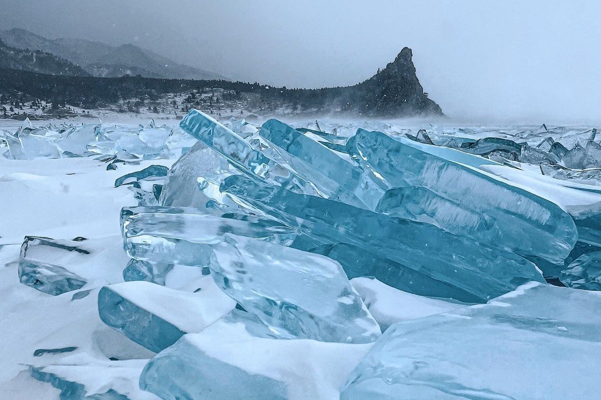 Gelo Turquesa do Lago Baikal na Sibéria O maior lago de água doce em volume do mundo, mais profundo e antigo da Terra, localizado no sul da Sibéria, Russia. Ele contém 20% da água doce do mundo, devido sua profundidade. Quando o lago congela a geada e o sol causam estas cores.