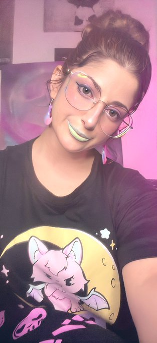 live on https://t.co/Ic12xpfir3  And https://t.co/hHVORBhxd1  Let&rsquo;s be basic together lol https://t.