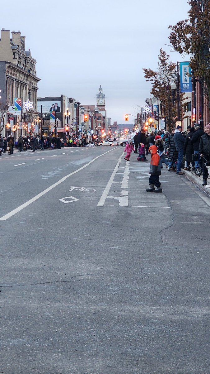 The streets are filling up!  
Santa isn't far away!  🦌 🎅🤶