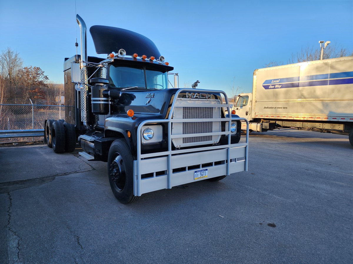 DakotaSemler's tweet image. Every once in a while we get to have some fun while visiting customers. These photos are some of the vintage vehicles that Dempsey Linen maintains. If you haven't seen Convoy yet, you might not appreciate the MACK. 

#evs #commercialev #fleets #comvec
