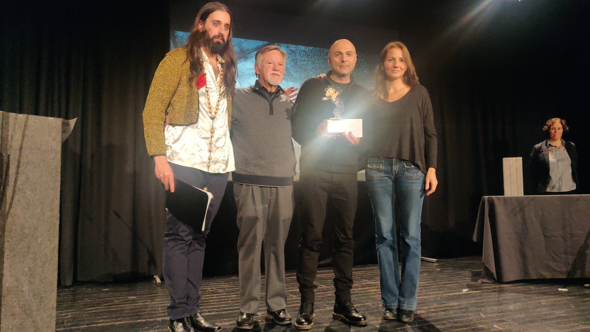 <a href="/Fedcatcineclubs/">Federació Catalana de Cineclubs</a> <a href="/David_Conill/">DaVid Conill</a> 🏆 GRAN PREMI JULIUS CIUTAT DE VIC al millor curtmetratge per...

'El Text', de <a href="/XEFvila/">Xevi Vila</a>

Premi patrocinat per l'<a href="/aj_vic/">Ajuntament de Vic</a> i <a href="/vic_cultura/">Vic Cultura</a>.

Entregat per <a href="/BetPiella/">Bet Piella Pons</a> i <a href="/SebastiaDArbo/">Sebastià D'Arbó</a>.