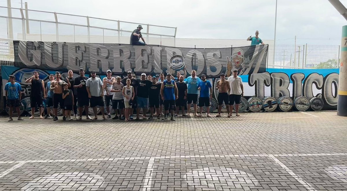 gdavg_'s tweet photo. GDA PTE nos preparativos pro jogo de amanhã, em Porto Alegre.
Guerreiros do Almirante 🤝 Geral do Grêmio
@geralp10oficial
#Vasco #CRVG #GDA #GuerreirosdoAlmirante #saida3 https://t.co/aWLg2L82gp
