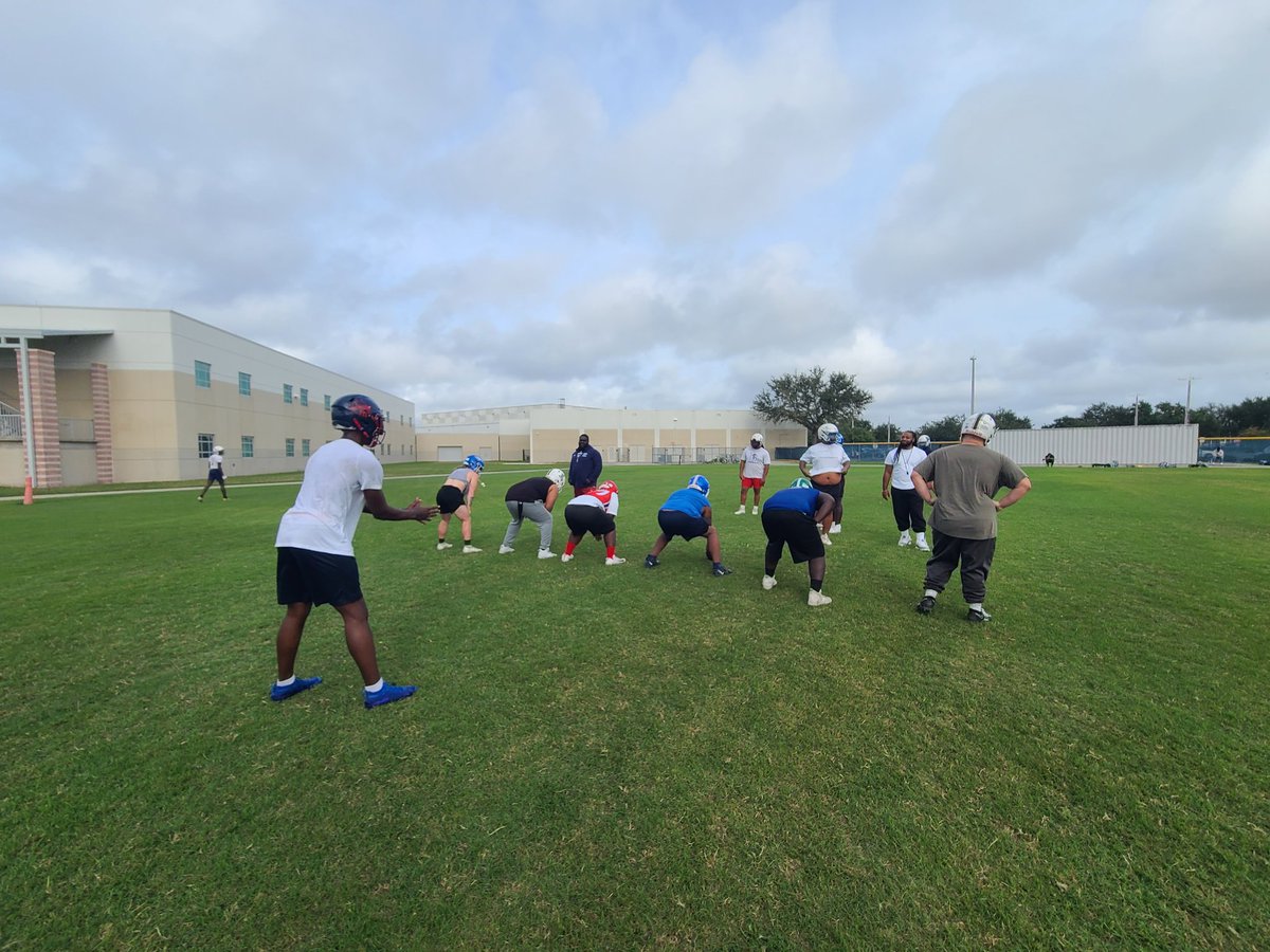 Final onfield practices before the <a href="/PostGradRecruit/">PostGradRecruits INC.</a> Allstar game tomorrow. Great to meet all of the college coaches in attendance. Row...the...Boat! <a href="/CoachMosesAD/">Justin Moses</a> <a href="/CoachDerrickW/">DWill</a> <a href="/Coach_Smithey/">coach_smithey</a> <a href="/CoachGrimes10/">Coach Damien Grimes</a>