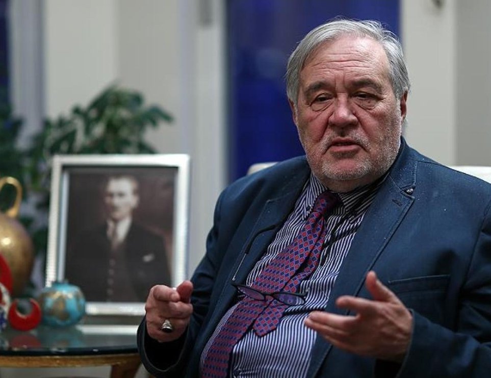 RTE: "Türkiye'de sadece Türkler yaşamadığı için andımızı kaldırdık".

İlber Ortaylı: "Türkiye'de sadece müslümanlar yaşamıyor din dersi kaldırılsın."