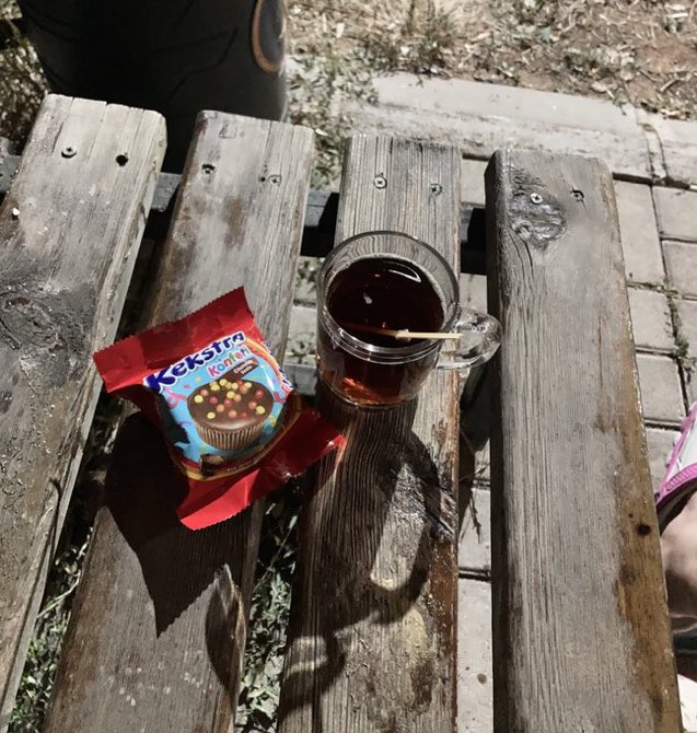 Bugün benim doğum günüm. Kimse hatırlamadı. Anneme arkadaşlarla kutlıycaz diyip tek başıma dışarı çıktım. Şimdi kekimi yiyip eve dönücem. Sırf annem üzülmesin. hayatım boyunca yalnız bir insan oldum bunuda atlatırım.