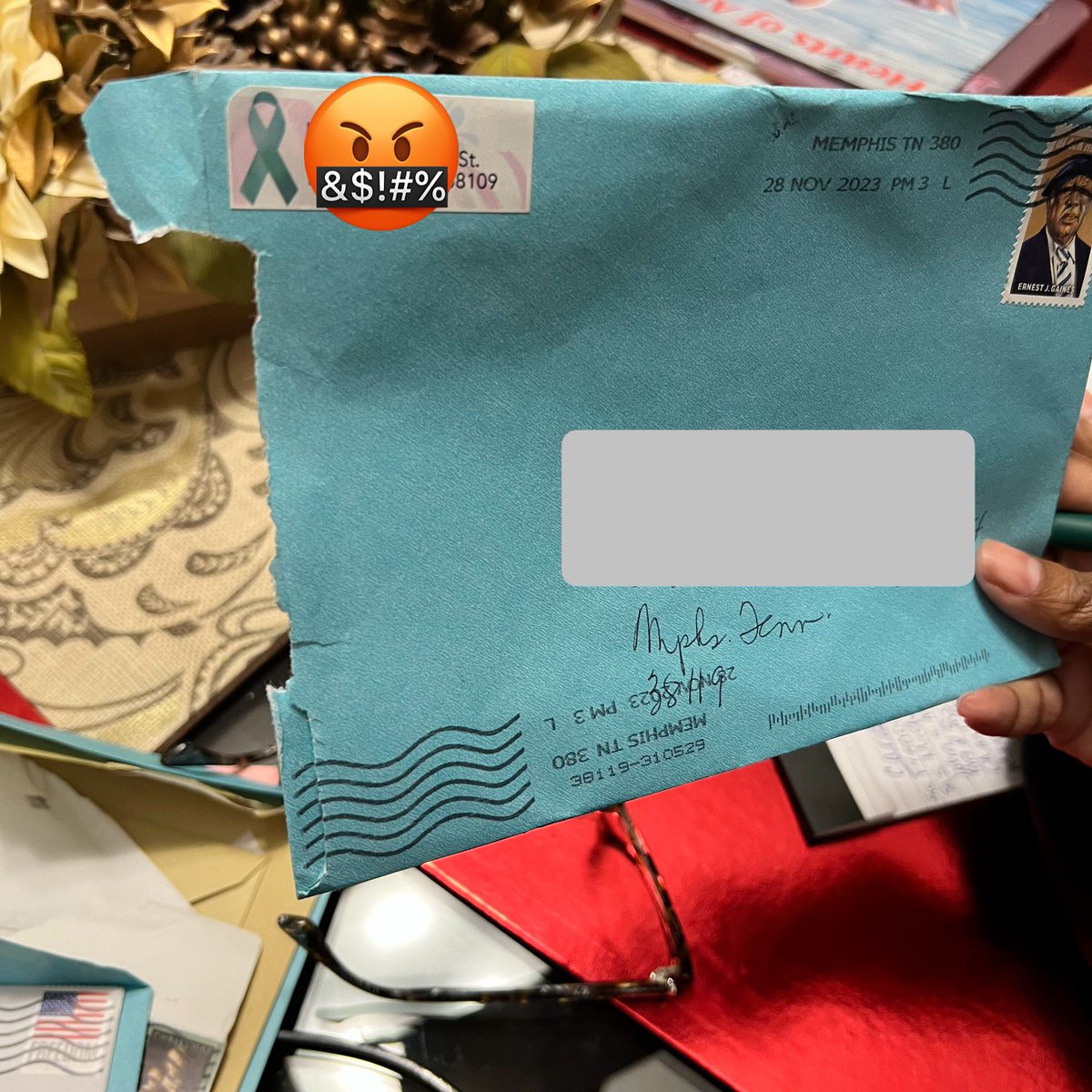 teacha_teacha1's tweet photo. @USPS y’all need to do something about your 38119 station. I’m tired of your mail people stealing out of my cards. Stealing money from sympathy cards is just plain sick and disgusting. https://t.co/pEVskoAKC7