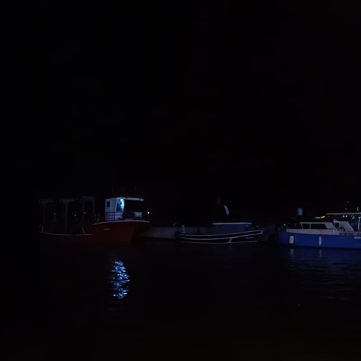 Sen yara da olsan kal
Hep böyle kal ne olur
Hep böyle kal benim içimde

Ben bilirim ki senin
Her halin bana
Yaradanımdan hediye...
#raviş