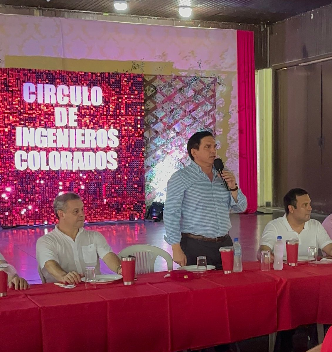 juancbaruja's tweet photo. Con gran satisfacción recibo este importante reconocimiento del Círculo de Ingenieros Colorados (CIC), en el marco del almuerzo de fin de año. Estos gestos renuevan mi compromiso con los colegas del sector y con toda la ciudadanía, buscando el crecimiento del país. https://t.co/swScXnblMd