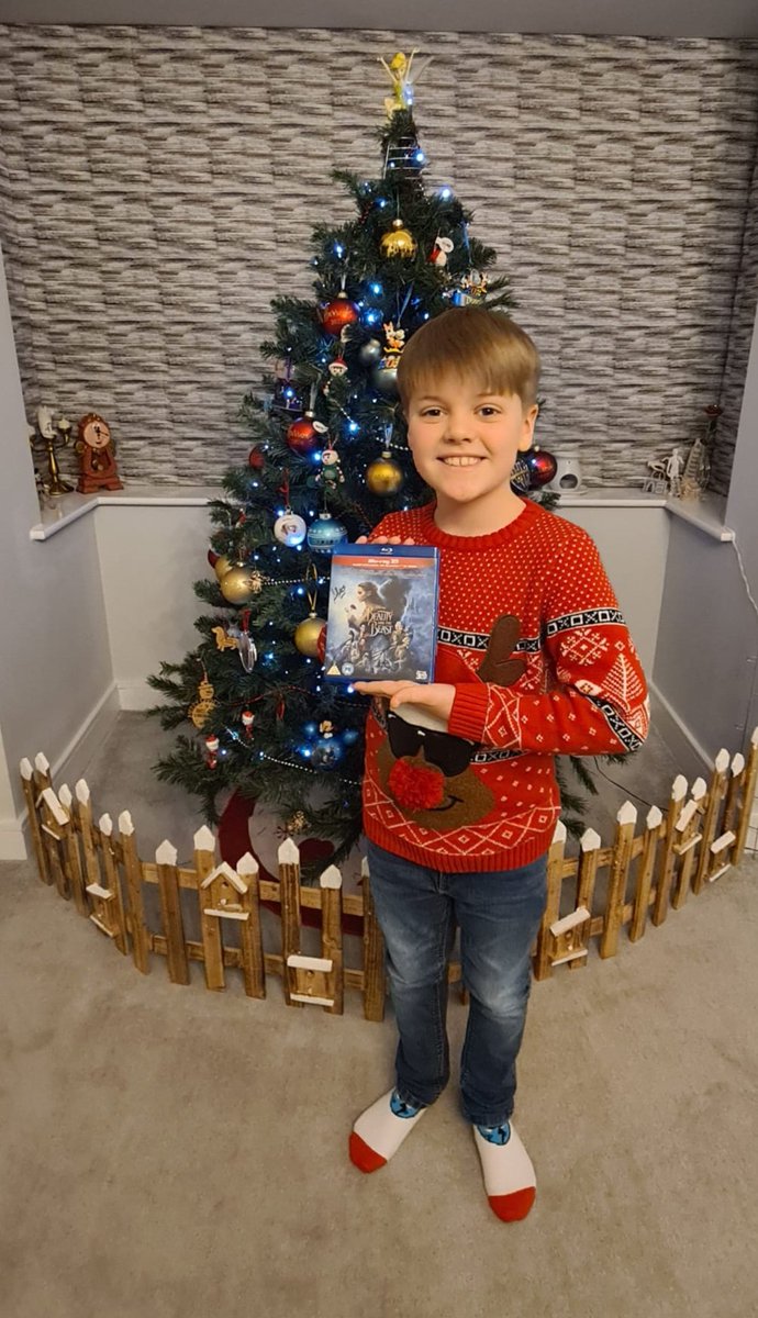FIJI1983's tweet photo. @TheRealLukevans thank you so much for signing our sons blu ray after the matinee today! He was so excited and it really made his day! Thank you for making one of his Christmas wishes come true! https://t.co/FndPjruenM