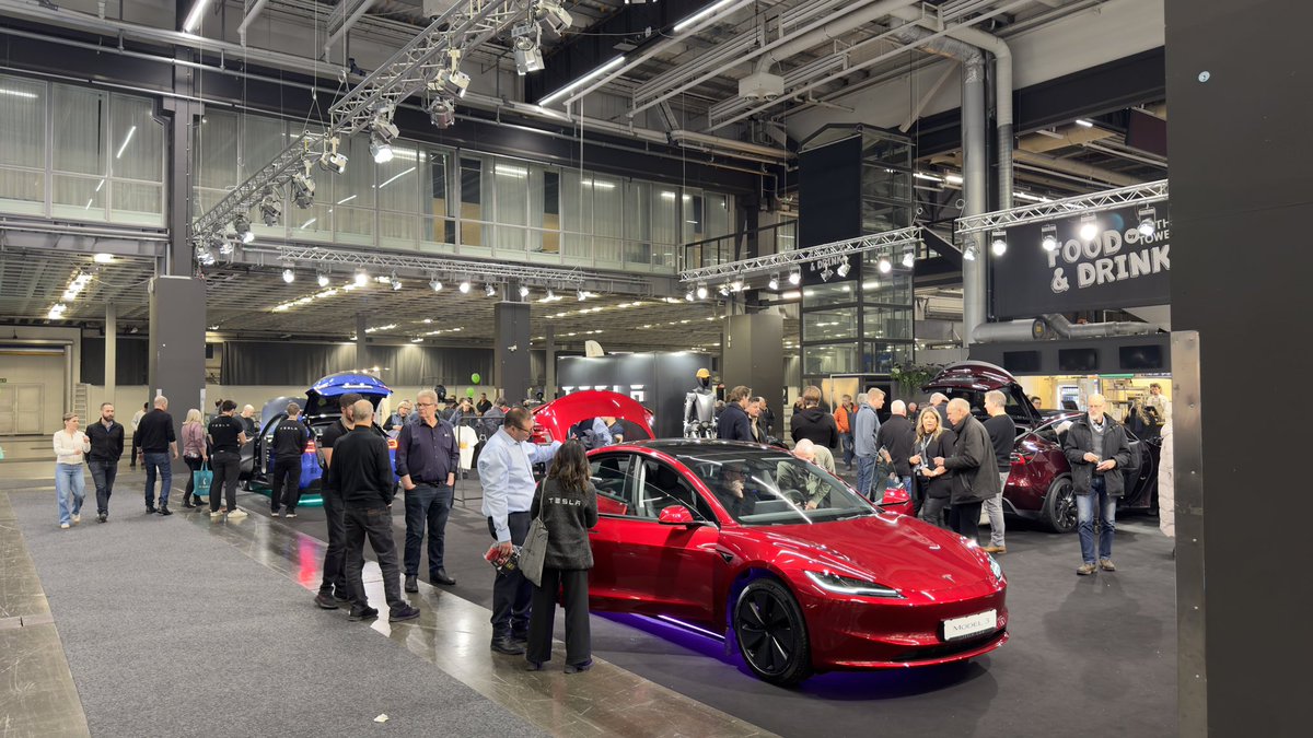 welletoraptus's tweet photo. Sjukt mycket folk i @tesla monter på
ECar Expo i Göteborg! 

Här jobbas de på som vanligt &amp; inga @ifmetall har synts till 🤭

#tesla #teslastrike #teslasweden https://t.co/zIzslOgyyD