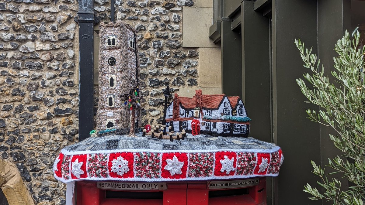 QuorumSingers's tweet photo. That's the first bit of festive singing done.  It's always so much fun singing locally at Christmas time.  Thank you to those of you who stopped to listen and donated to @hyhnews.  We hope we added some festive cheer to your day! https://t.co/caeeL2cULT
