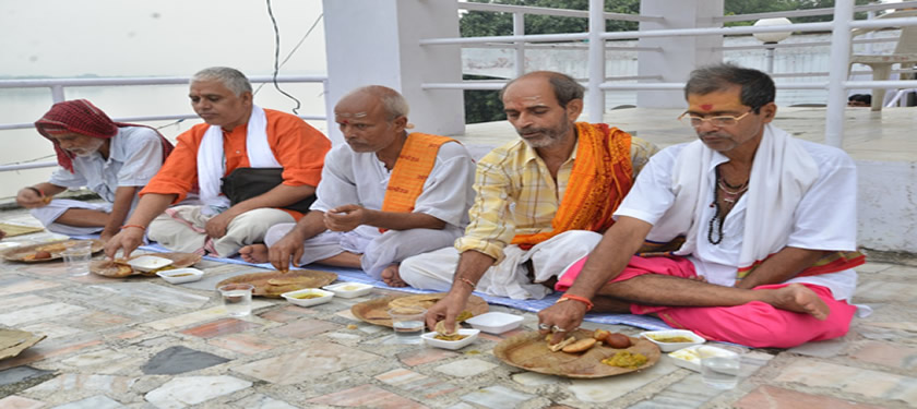 SanjayKumarKHR's tweet photo. Samaj ke liye kaam karte hain haq hai unka madad maangna.
Muft ka thodi khaate hain. https://t.co/e5RDJyzkiv