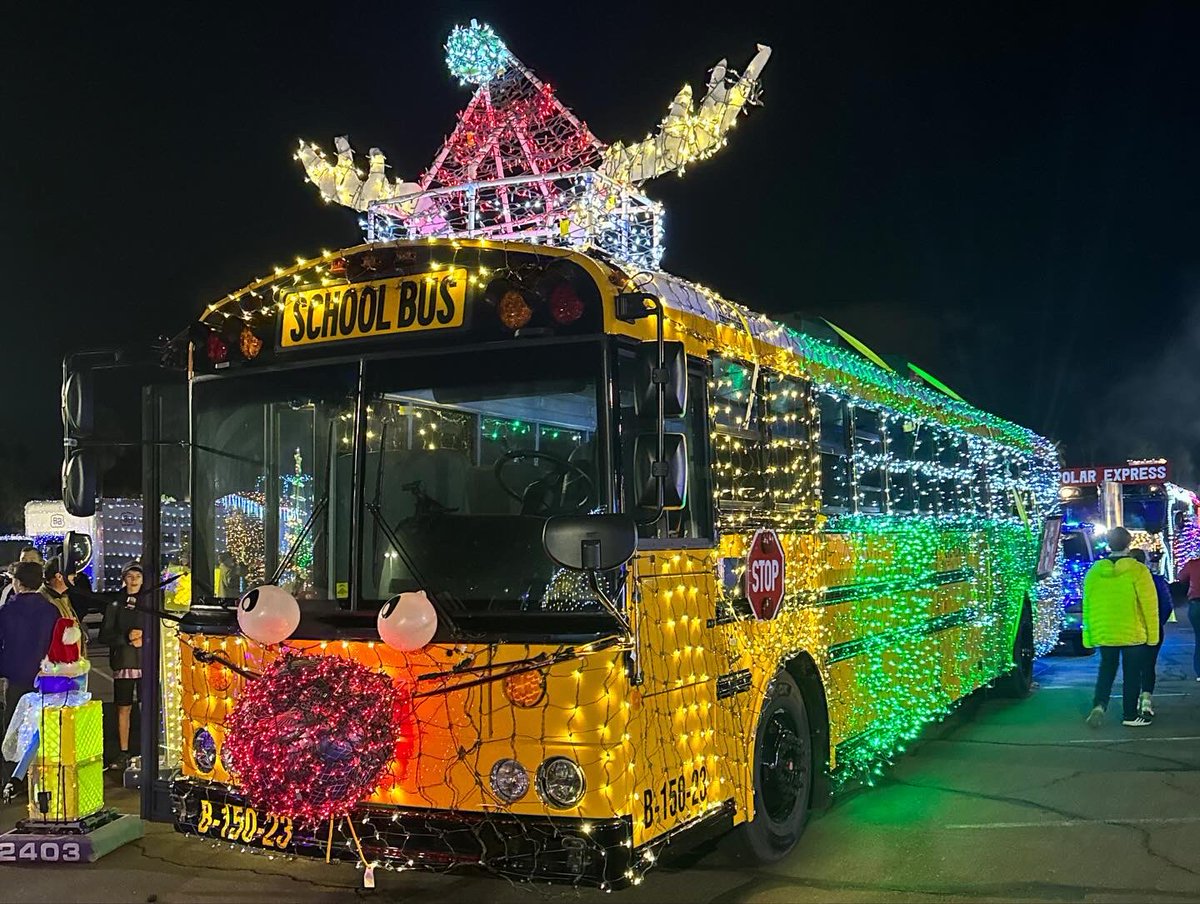 SegottaJones's tweet photo. One of GESD’s newest buses is decked out in lights and reindeer gear for the @apsFYI Electric Light Parade. @mcschoolsup requested a school bus, #GESD40 Transportation sent over this new bus. It will make its debut tonight and start transporting students soon after. @SegottaJones https://t.co/CcgcfgrgeW