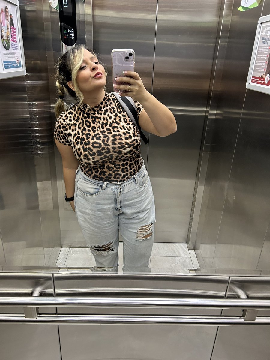 Tatibalvin's tweet photo. “Dicen que tengo una forma antigua de quererte.  Y aunque no entienda la gente, sí lo entiendo yo.  
Dicen que tengo una forma antigua de entenderte.  Y aunque no entiendan sí entiendes, eso quiero yo…” 🤣 

#EnPresente #Mindfulness https://t.co/BjGgqSeQYY