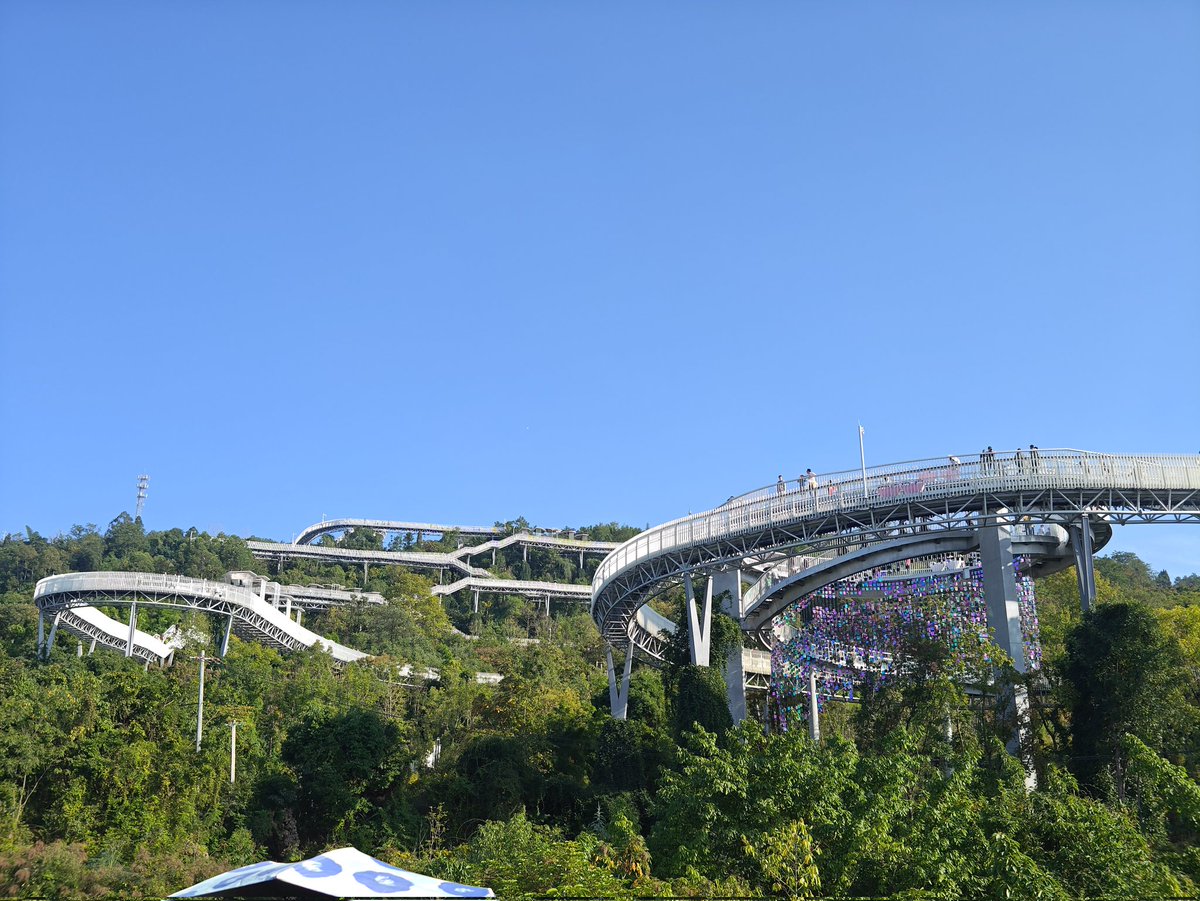 Zhanggyang's tweet photo. 道が長い https://t.co/fhGTRlY6Kq